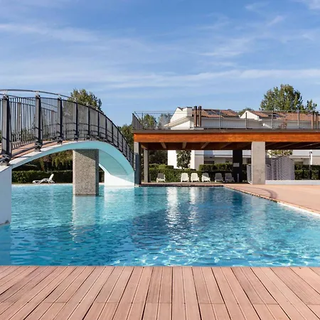 Pool-front With Fenced Garden And Bbq Apartment *
