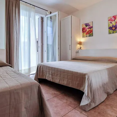 Sunny Retreat With Solarium Apartman